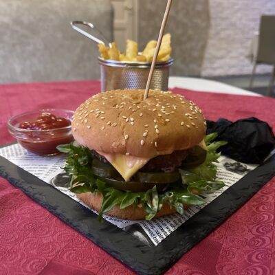 Anguse hamburger friikartulitegaГамбургер ангус с фри картофелемAngus hamburger with french fries