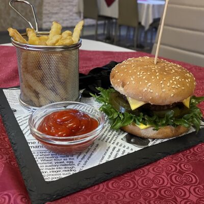 Hamburger friikartulitegaГамбургер с фри картофелемHamburger with french fries
