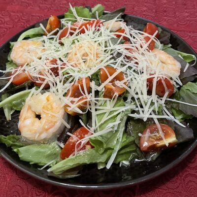 Miks salat, tomat, juust ja grillitud tiigerkrevetidМикс салат, помидоры, сыр, тигровые креветки грильMix salad, tomato, cheese, grilled tiger prawns