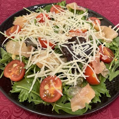 Miks salat, tomat, juust ja soolalõheМикс салат, помидоры, сыр, солёный лососьMix salad, tomato, cheese, salted salmon